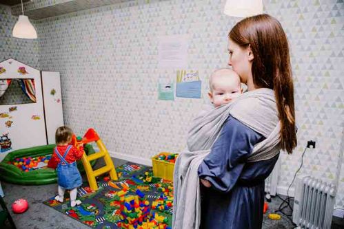 Mama z niemowlakiem w bawialni Hotelu Białowieski